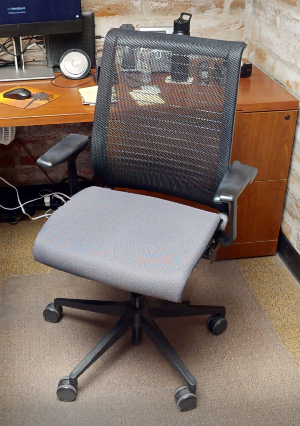 Task chair with arms
