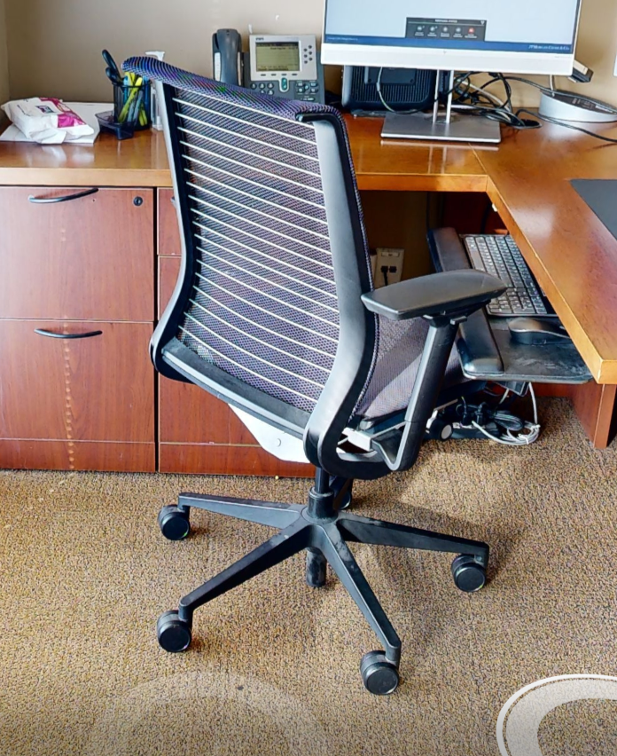 Task chair with arms