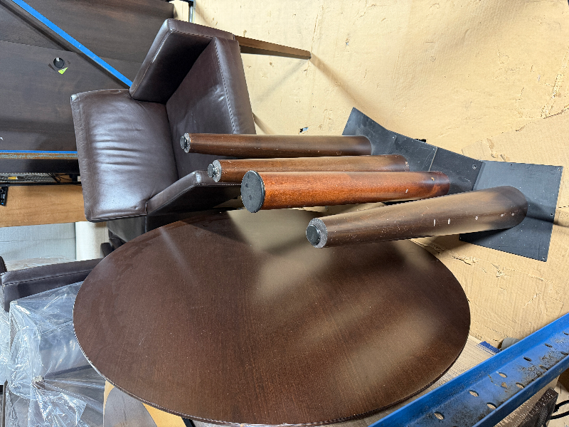 42"DIA KNOLL *with chip on surface*TABLE &amp; (4) BROWN LEATHER CHAIRS