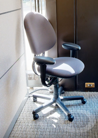 Task chair with arms
