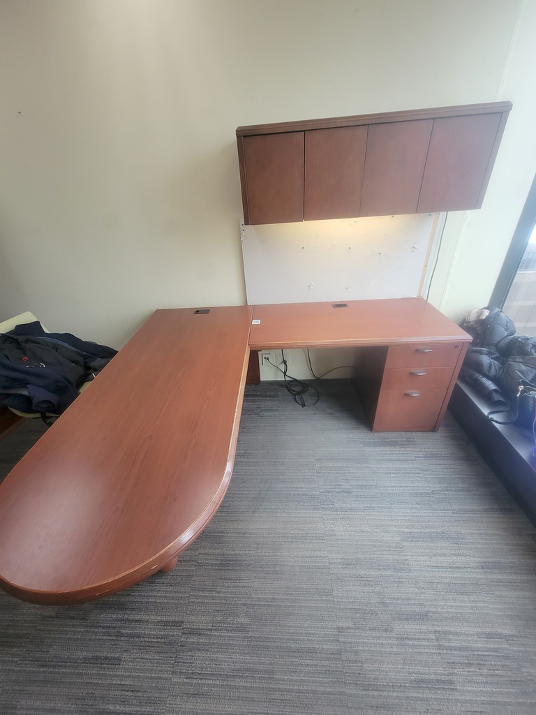 L shape desk w/hoverhanging comp+ped w/m