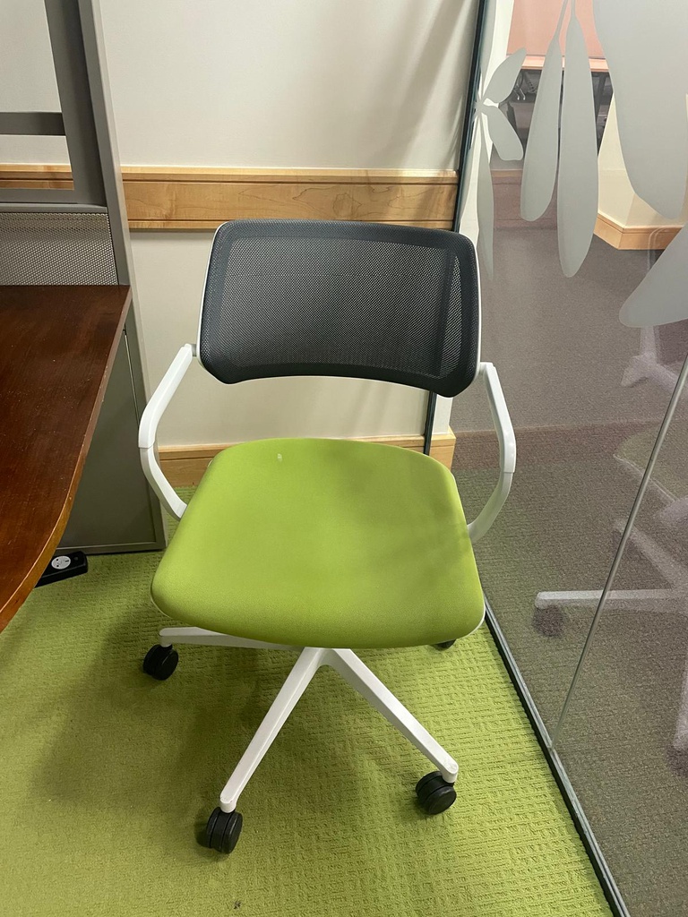 Green/Grey Mesh Meeting Chair (Fair Condition)