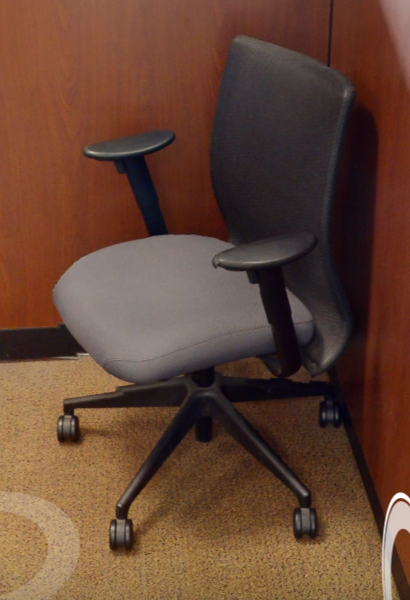 Task chair with arms
