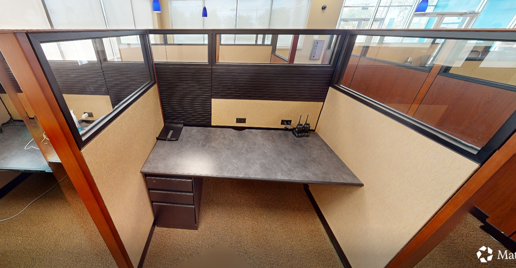 Tall workstation with 3D pedestal desktop