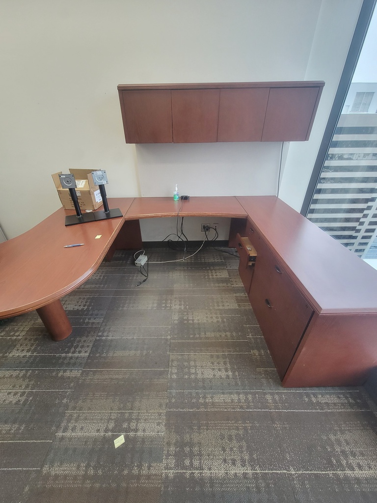 U shape desk w/hoverhangin comp