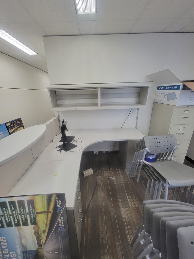 L shape desk w/hoverhanging comp+ped w/m