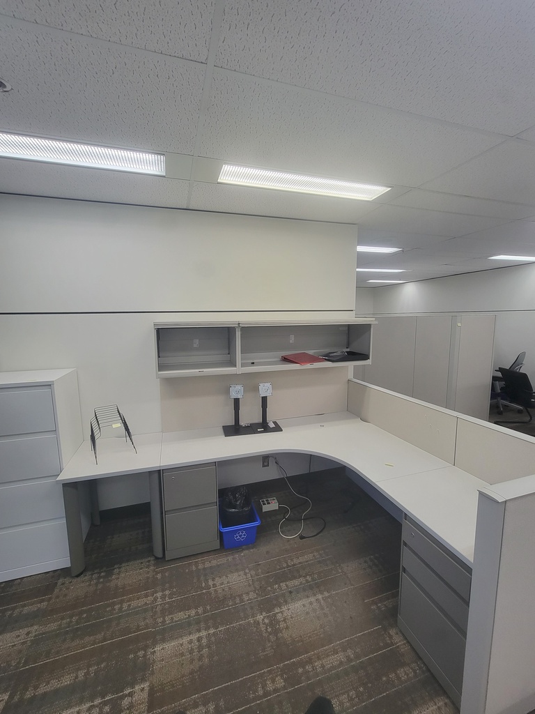 L shape desk w/hoverhanging comp+ped w/m