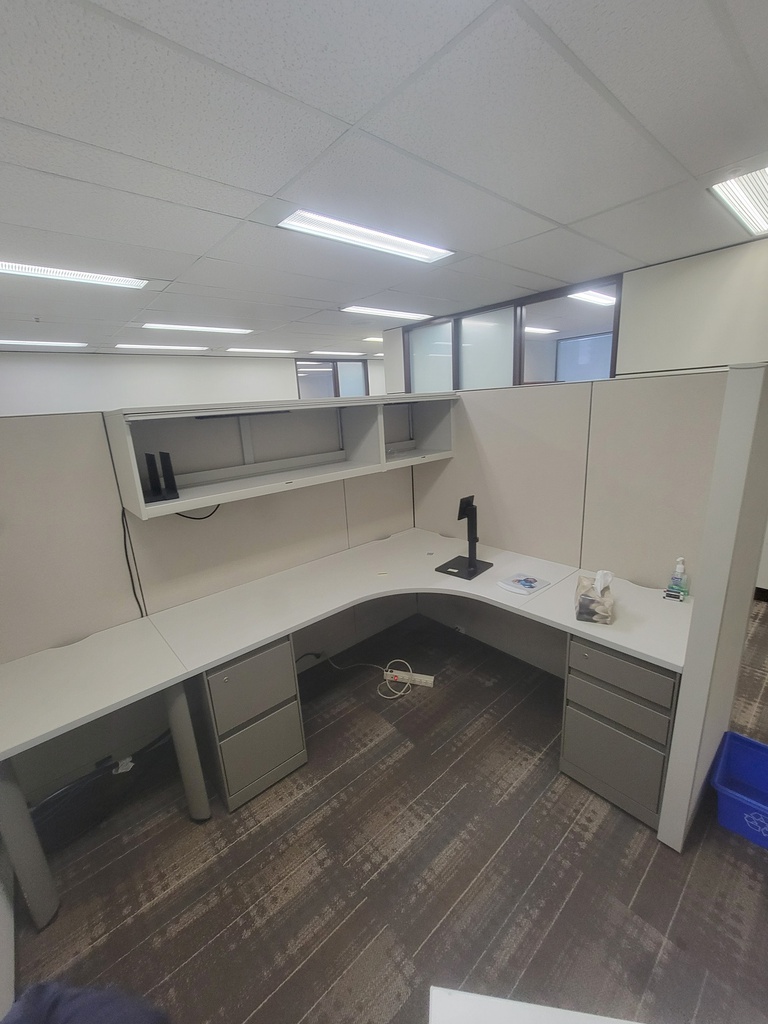 L shape desk w/hoverhanging comp+ped w/m