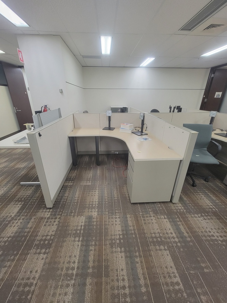 L shape desk w/hoverhanging comp+ped w/m