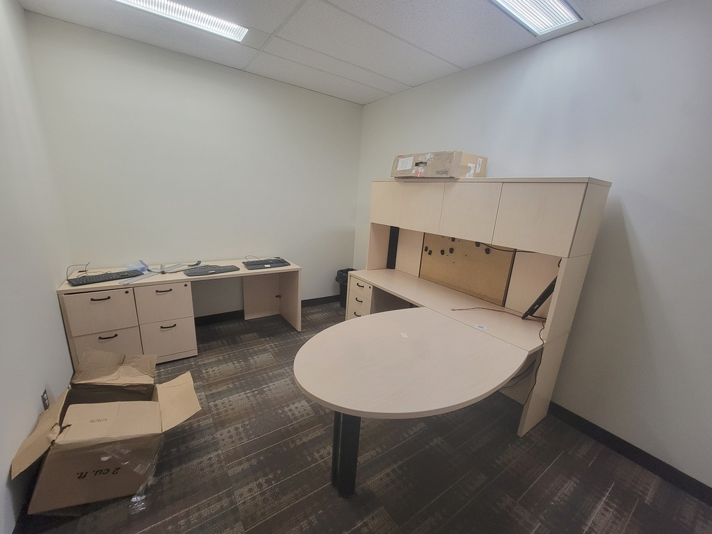 U shape desk w/hoverhangin comp