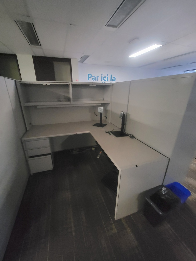 L shape desk w/hoverhanging comp+ped w/m