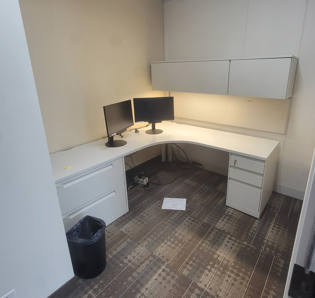 L shape desk w/hoverhanging comp+ped w/m