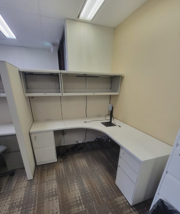 L shape desk w/hoverhanging comp+ped w/m