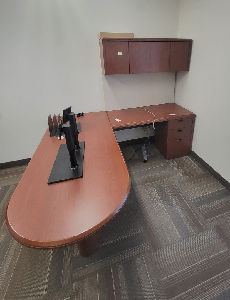 L shape desk w/hoverhanging comp+ped w/m