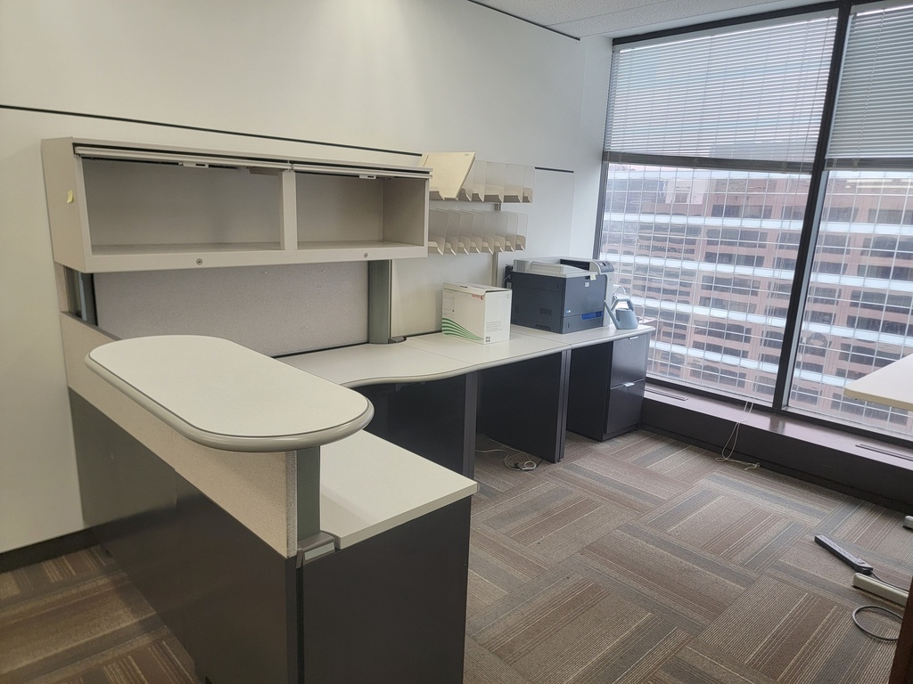 L shape desk w/hoverhanging comp+ped w/m