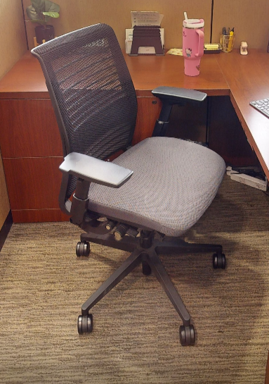 Task chair with arms