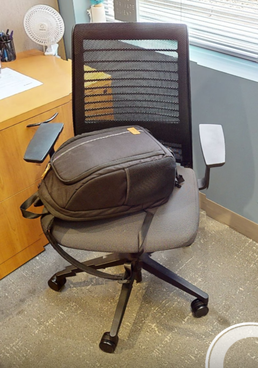 Task chair with arms