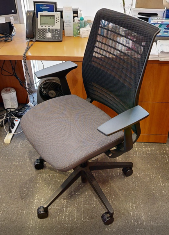 Task chair with arms
