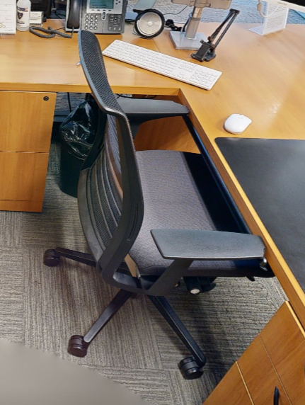 Task chair with arms