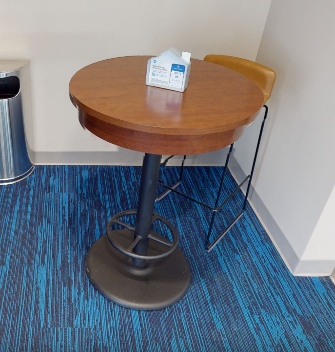 Round standing table