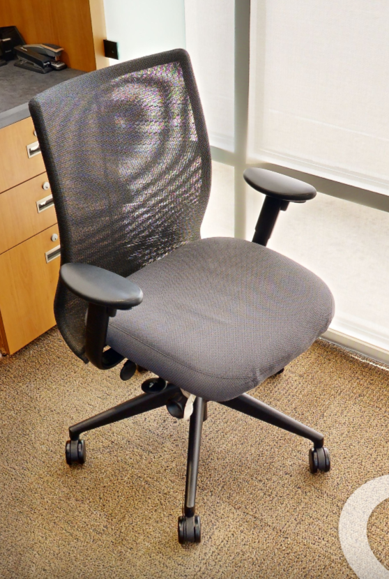 Task chair with arms