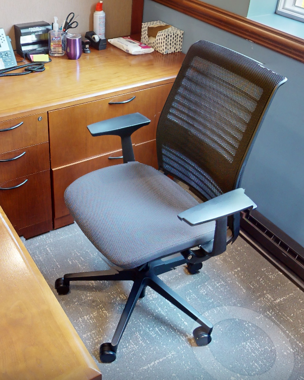 Task chair with arms