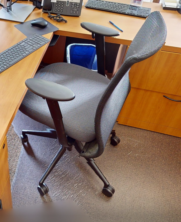 Task chair with arms