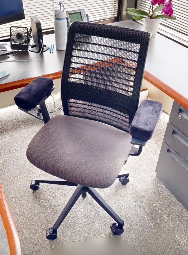 Task chair with arms