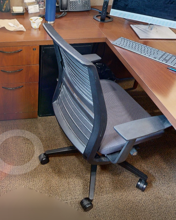 Task chair with arms