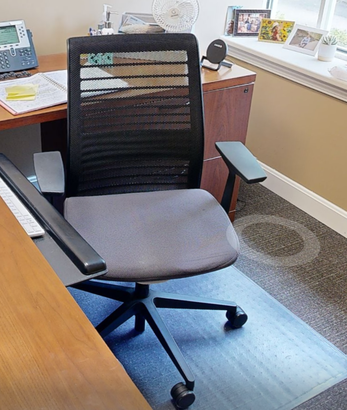 Task chair with arms