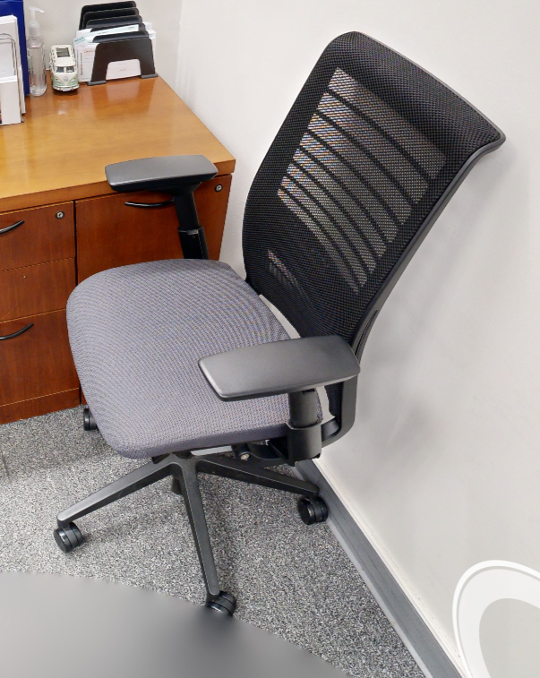 Task chair with arms