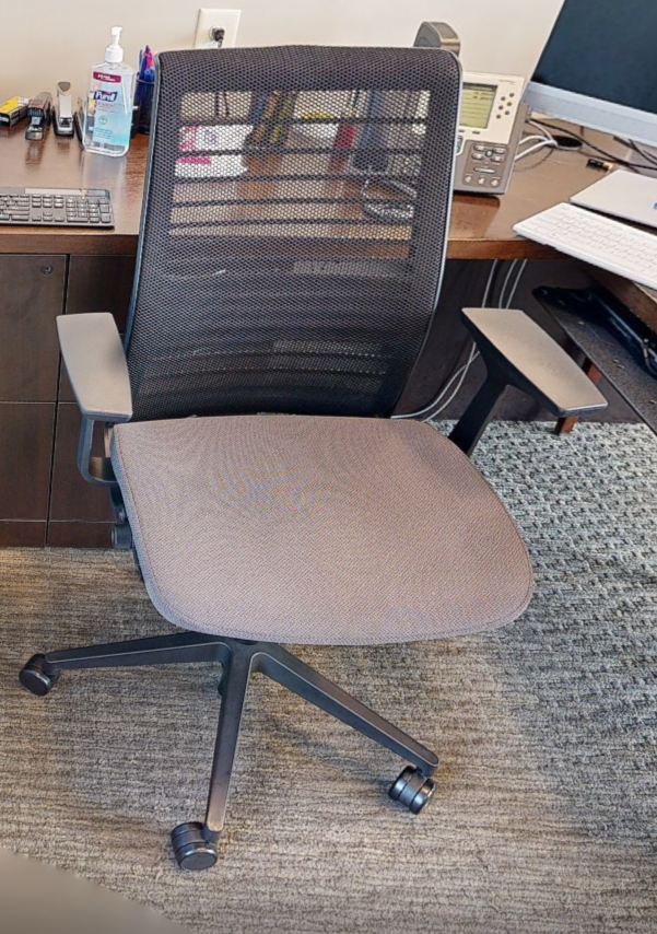 Task chair with arms