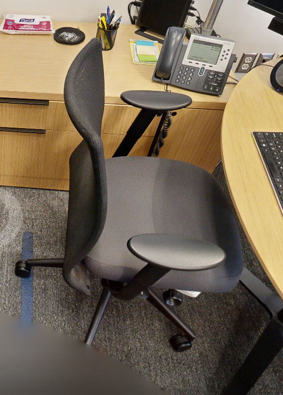 Task chair with arms