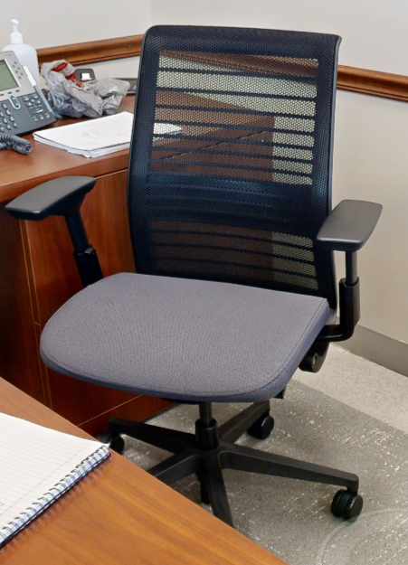 Task chair with arms