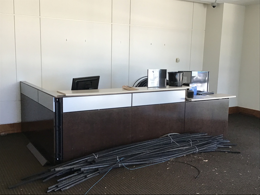 L84" W31" H42" Reception station