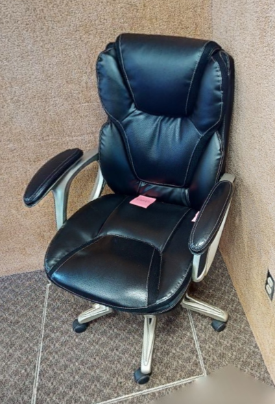 Executive task chair with arms