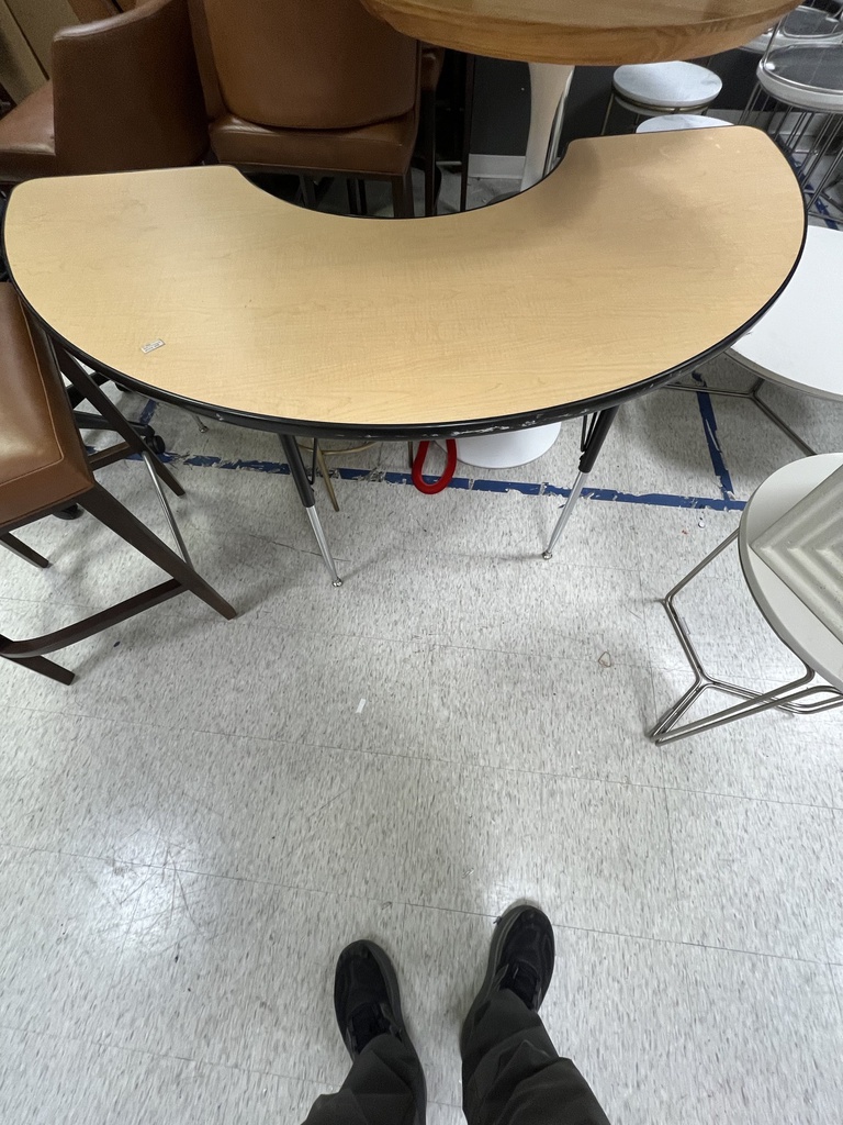 Serpentine table 