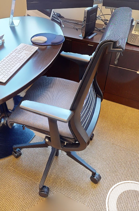Task chair with arms