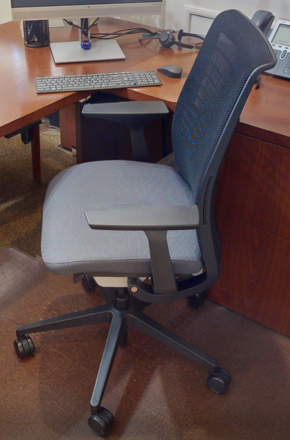Task chair with arms