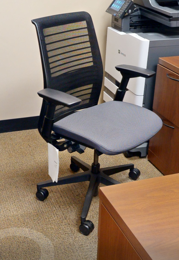 Task chair with arms
