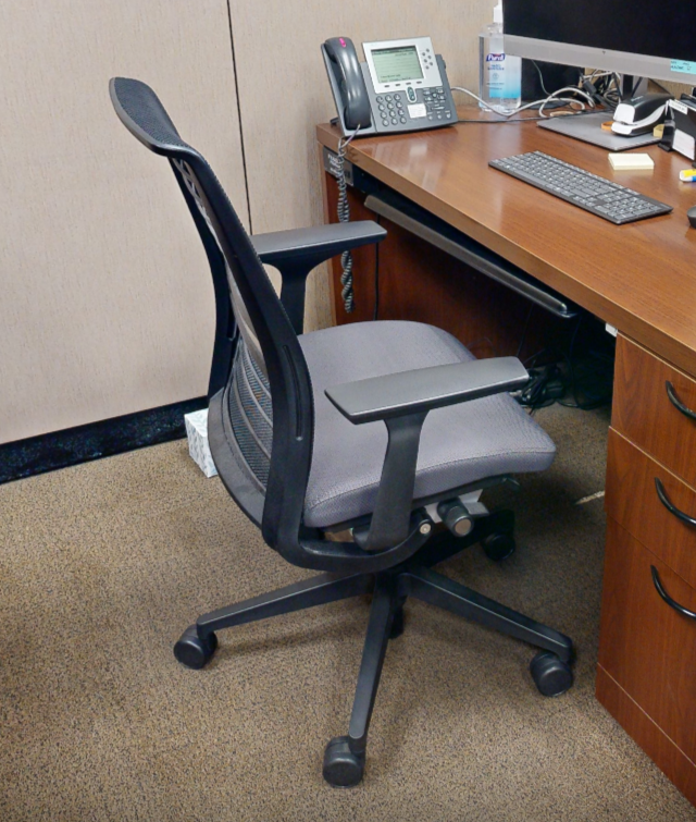 Task chair with arms