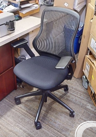 Task chair with arms (photo representation)