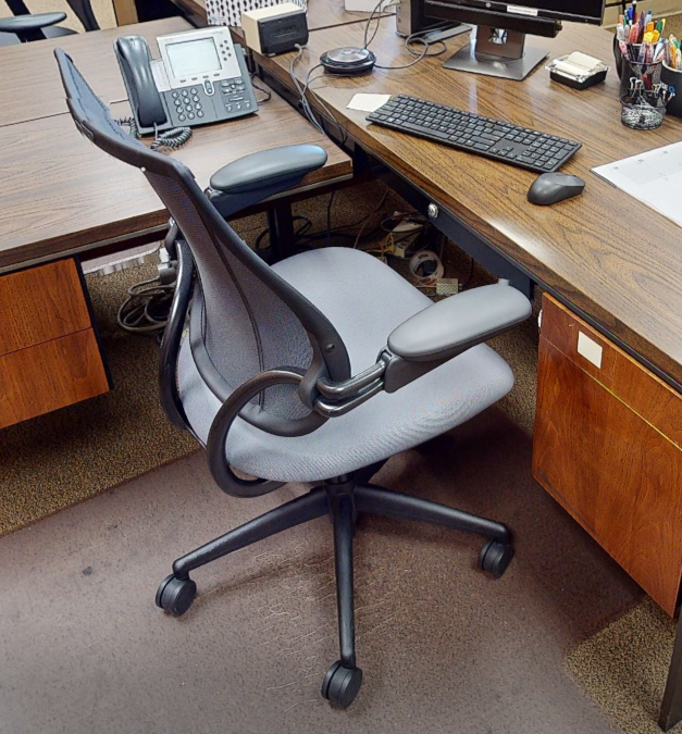 Task chair with arms