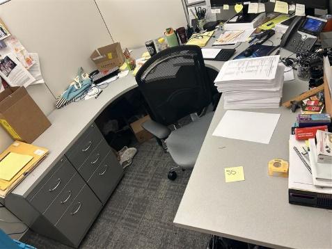 Legal assistant adjustable U-desk, right ped