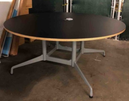 Black round table (66") 