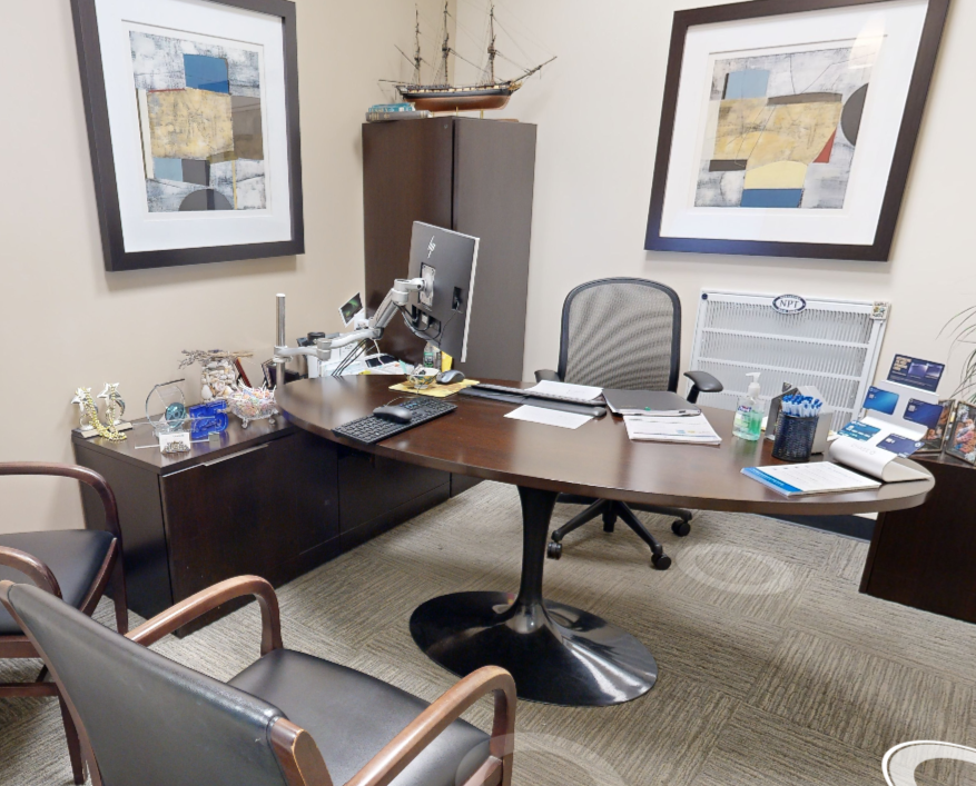 L-shaped desk w wardobe