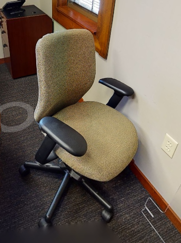 Beige task chair w/arms