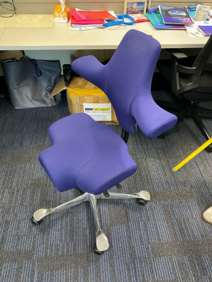 chair (blue)