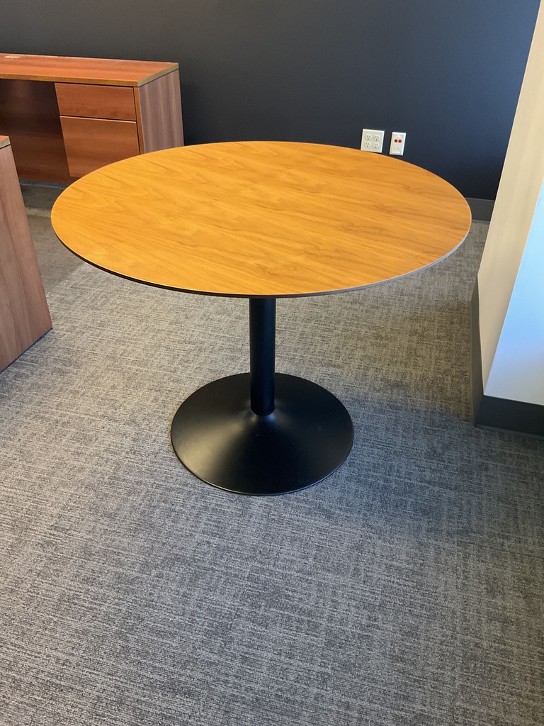 40 X 30 1/2 ROUND TABLE