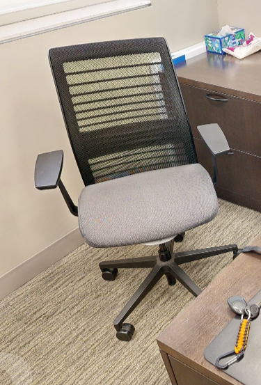 Task chair with arms